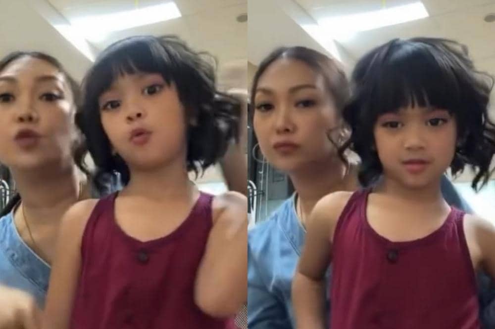 Yaya dan Mama Nola sedang bernyanyi sambil menari lagu Neona Ayu