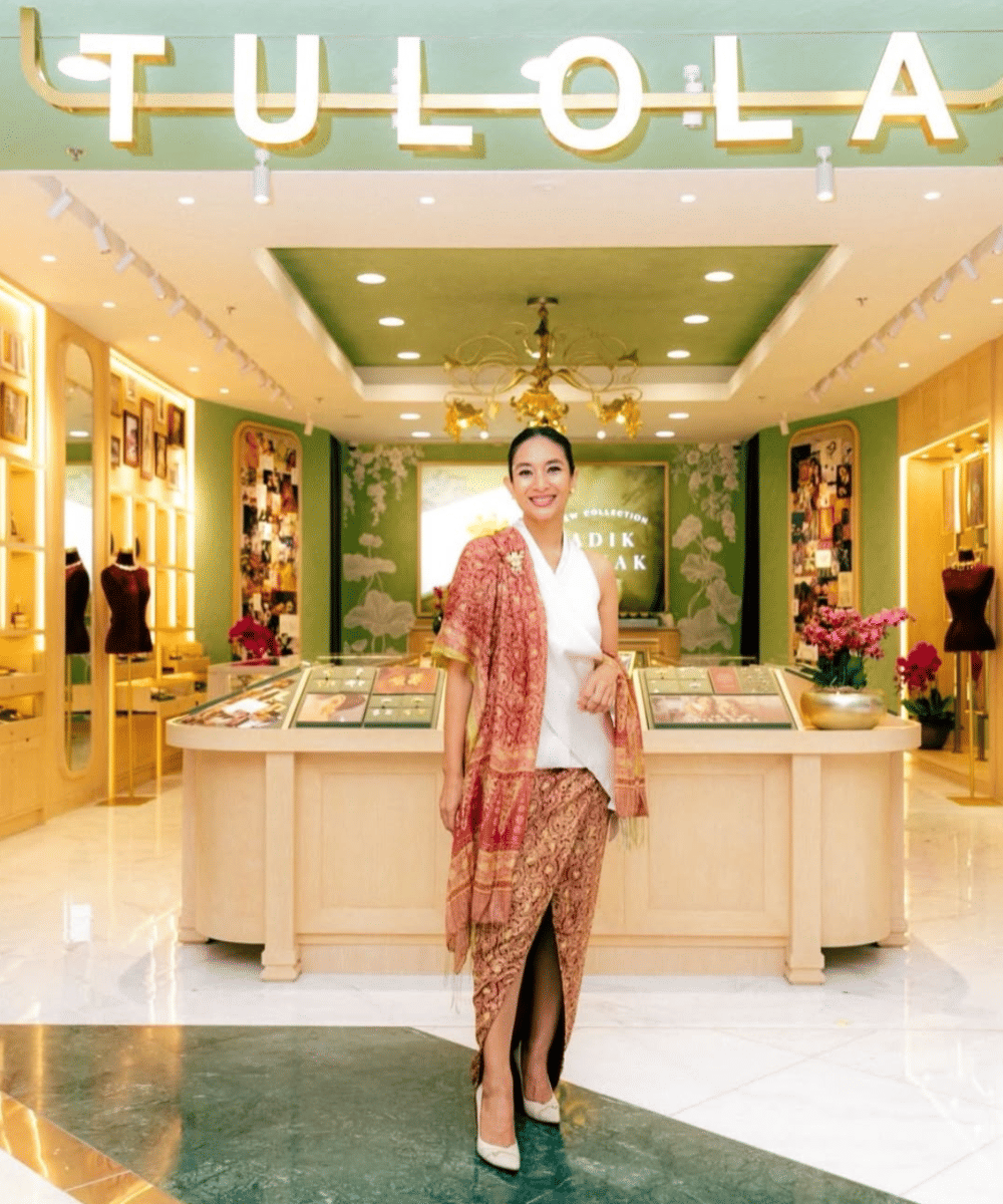 Anggun dengan kebaya putih berenda