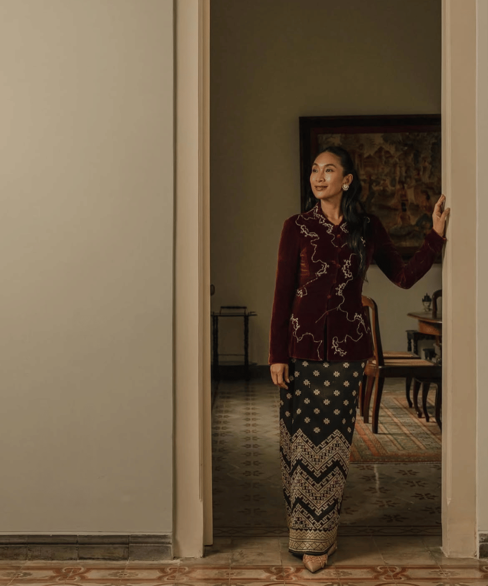 Chic dalam kebaya beludru merah marun