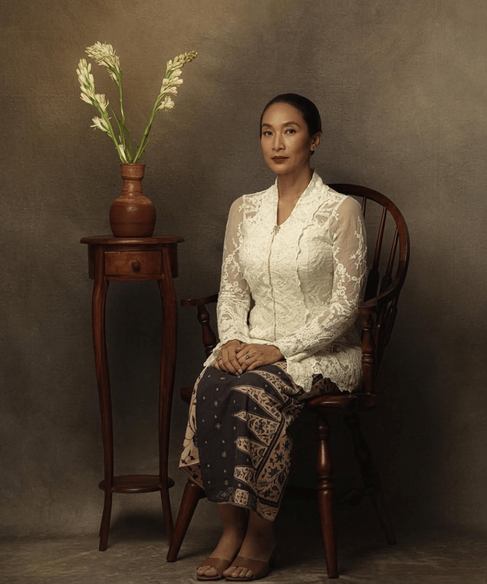 Klasik dalam balutan kebaya putih berenda