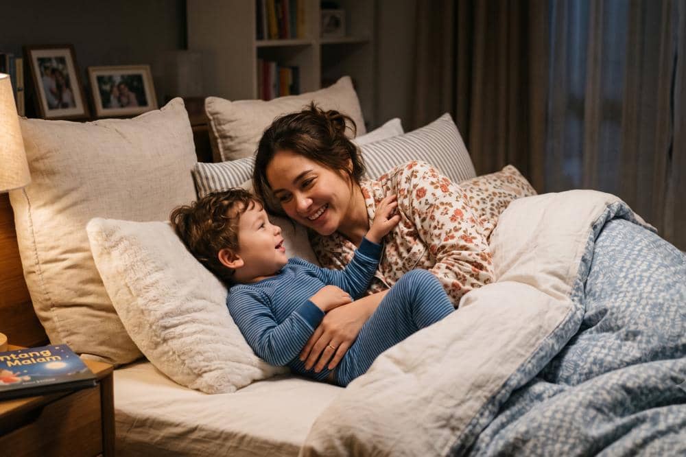 Aktivitas anak sebelum tidur salah satunya adalah pillowtalk bersama Mama