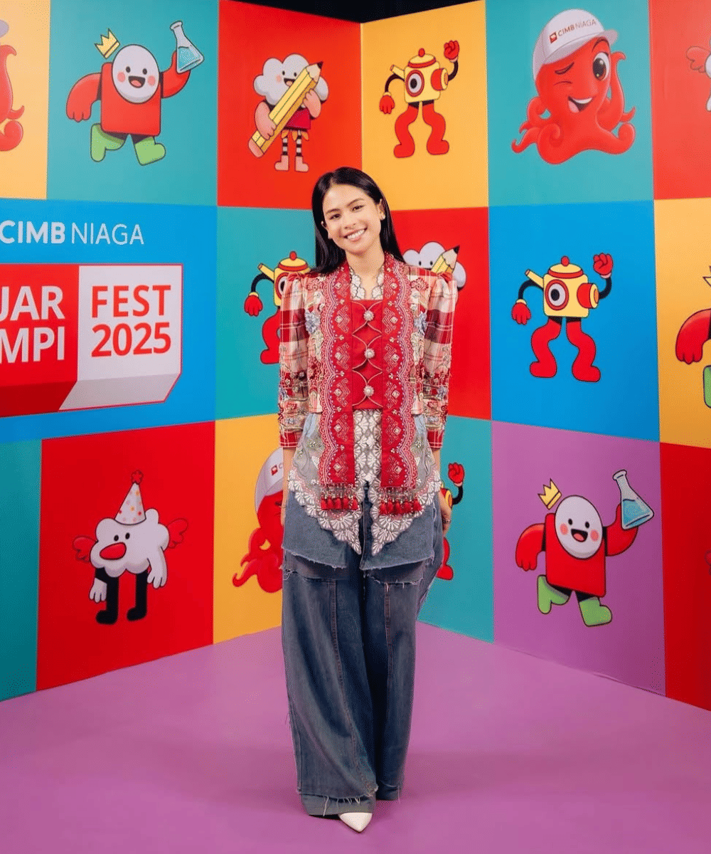 Casual fusion dengan kebaya kotak-kotak dan jeans