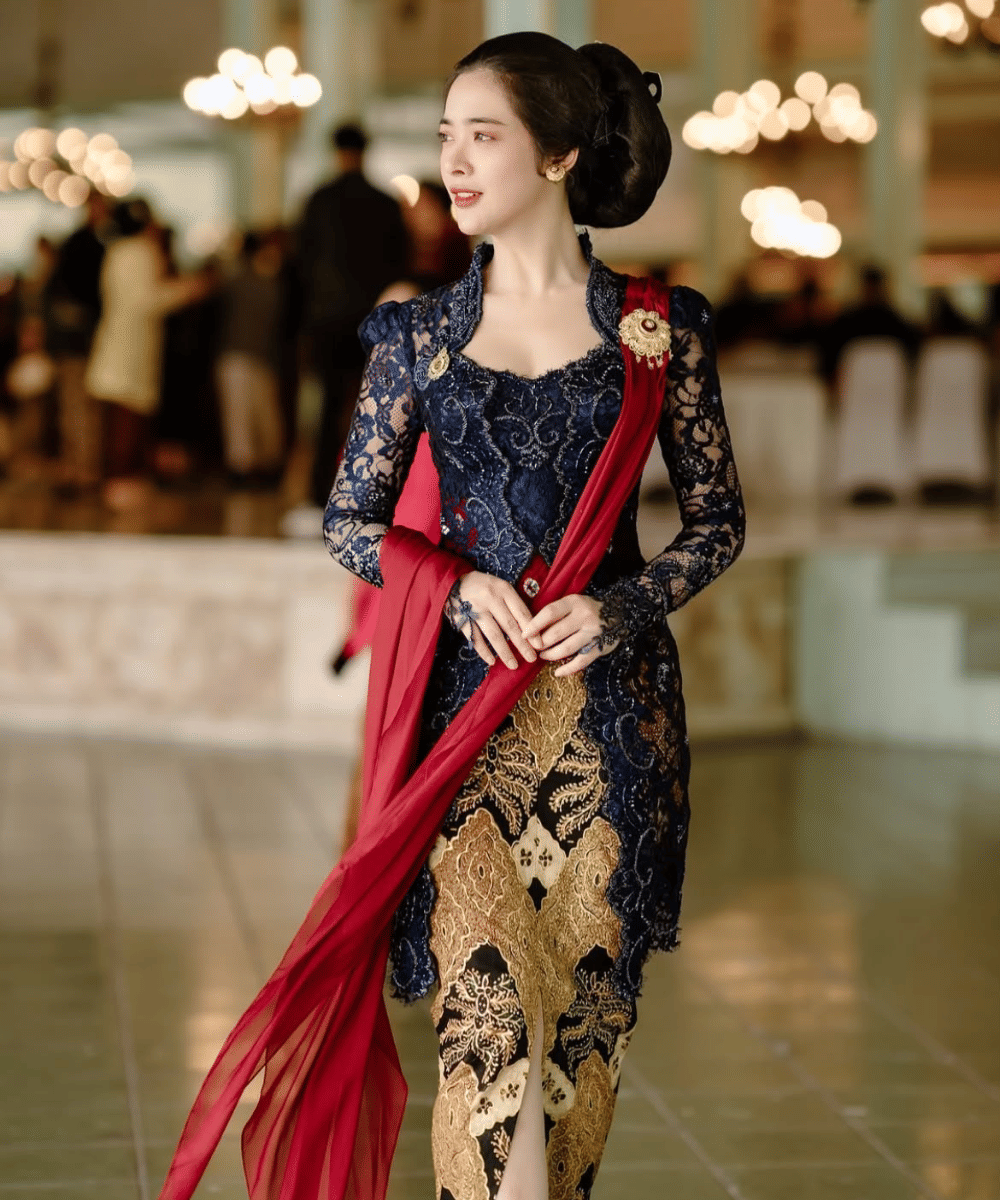 Tampil sophisticated dengan kebaya biru