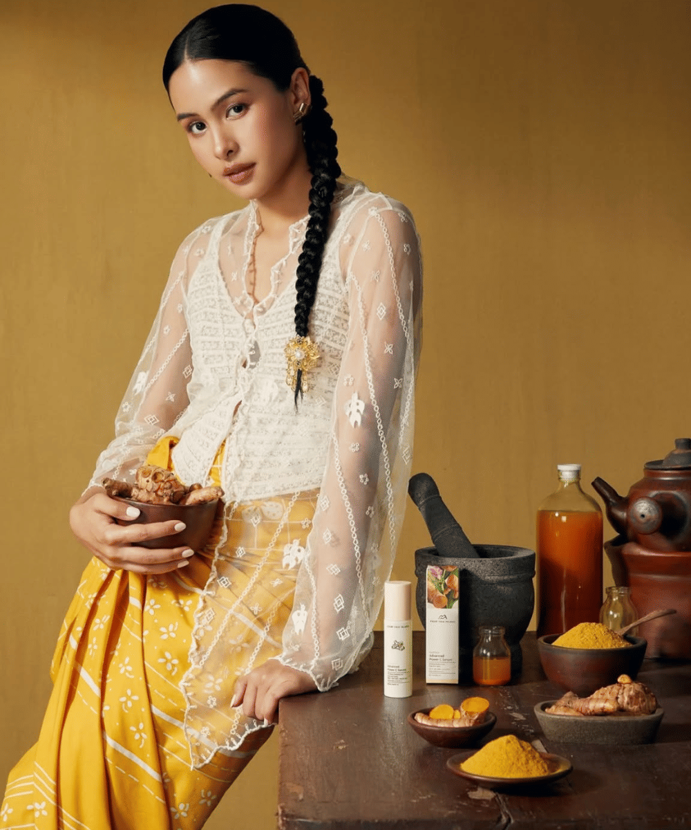 Tradisional modern dengan kebaya putih dan rambut kepang