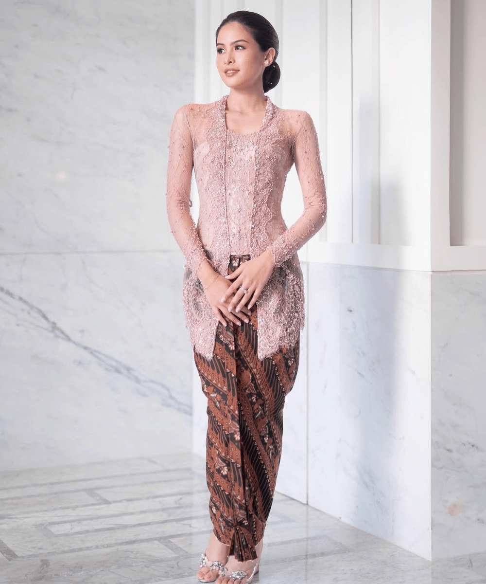 Anggun dalam balutan kebaya payet merah muda