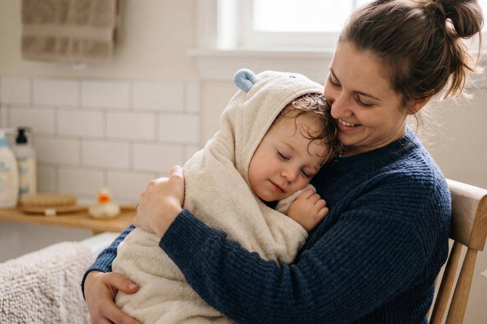 Anak sedang berpelukan dengan Mama sehabis mandi air hangat aktivitas sebelum tidur