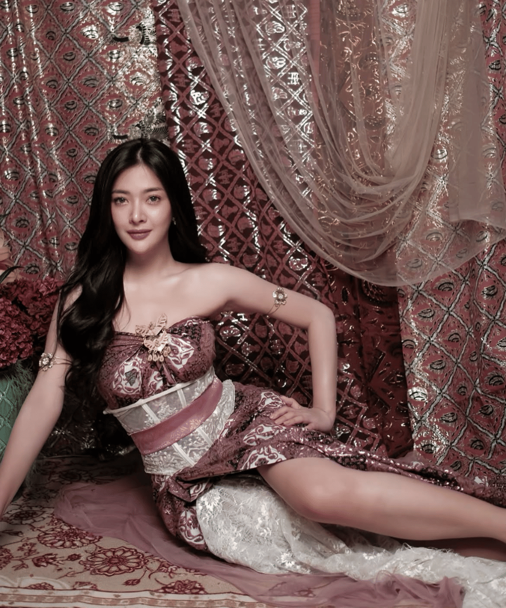 Eksotis dalam busana korset batik