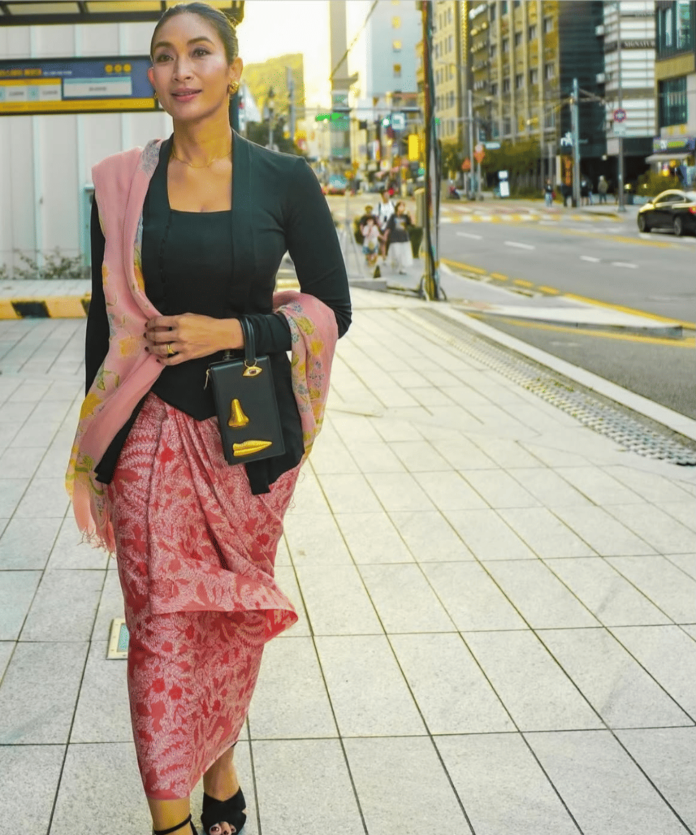 Chic dengan kebaya hitam dan selendang pink