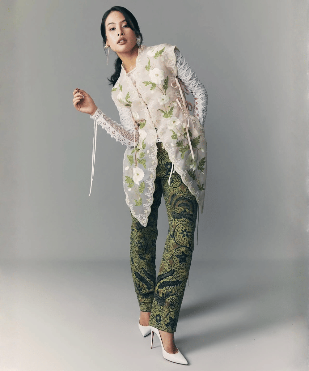 Chic dan modern dengan outer bordir floral