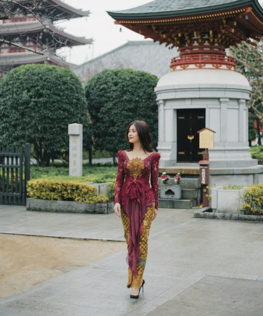 Elegan dalam balutan kebaya marun