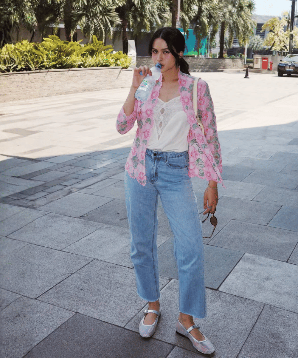 Tampil santai dengan kebaya bunga dan jeans