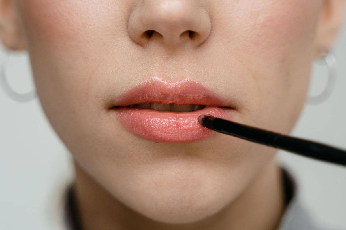 Cara Membuat Lip Liner yang Flawless dan Blurry, Cantik Natural!