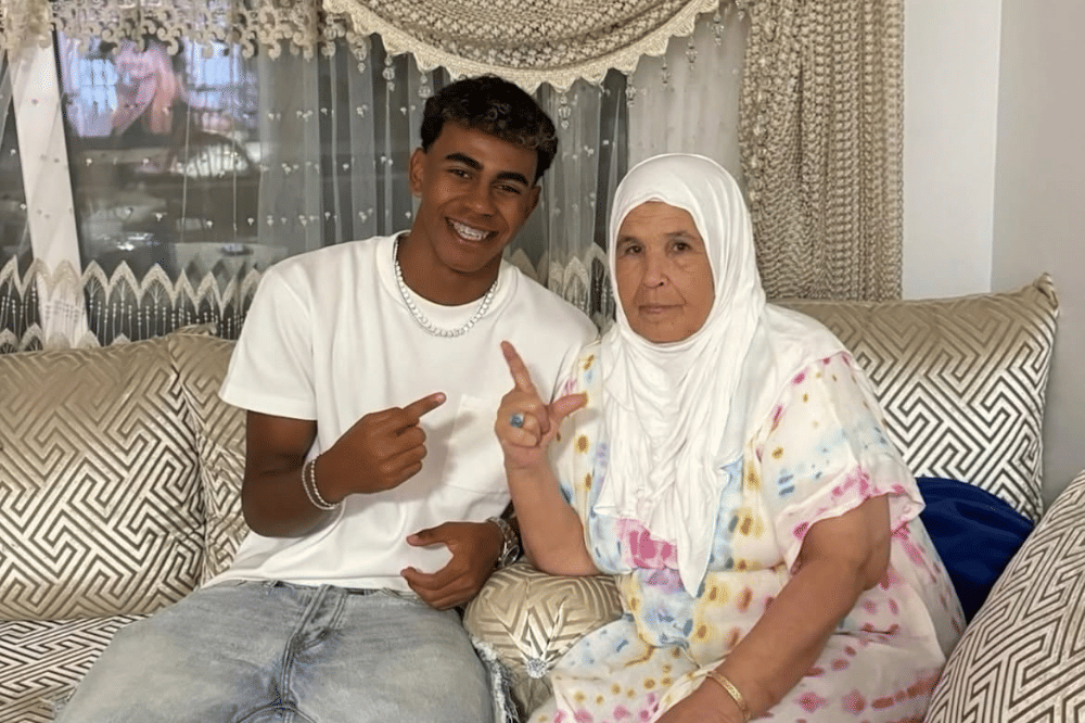 Lamine Yamal dengan sang nenek