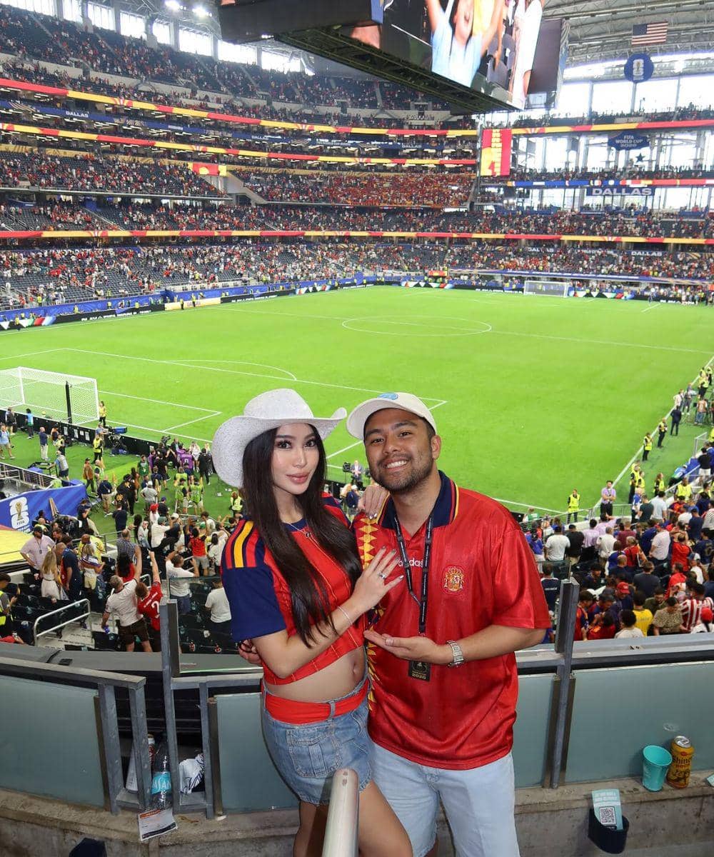 Angie dan Ranggaz kompak nonton pertandingan di stadion