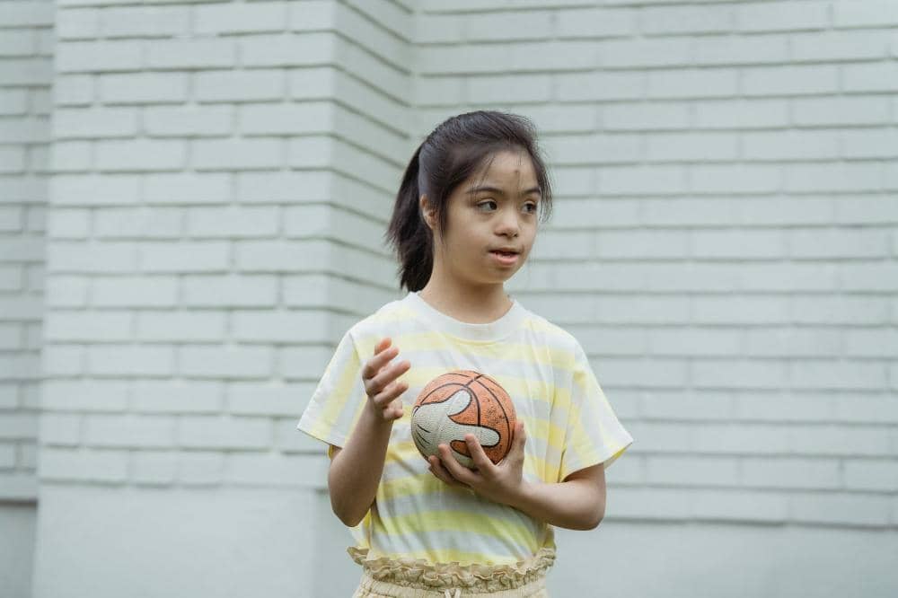 Anak memegang bola