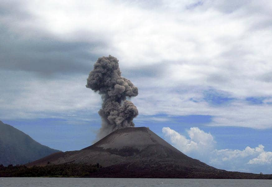 Gunung Anak Krakatau berada di Level III (Siaga)