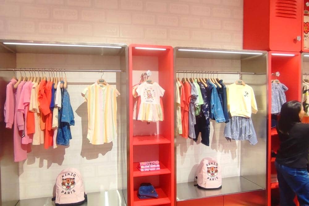 Koleksi Spring-Summer 2026 Happy Sweet KENZO dengan grafis Kawaii es krim, bubble tea, dan karakter ikonik "Bubble Tiger"