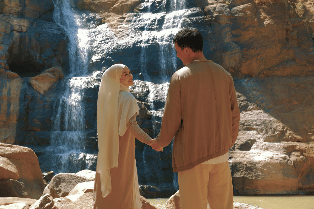 Penuh Cinta, Anniversary ke-6 Rey Mbayang dan Dinda Hauw di Air Terjun