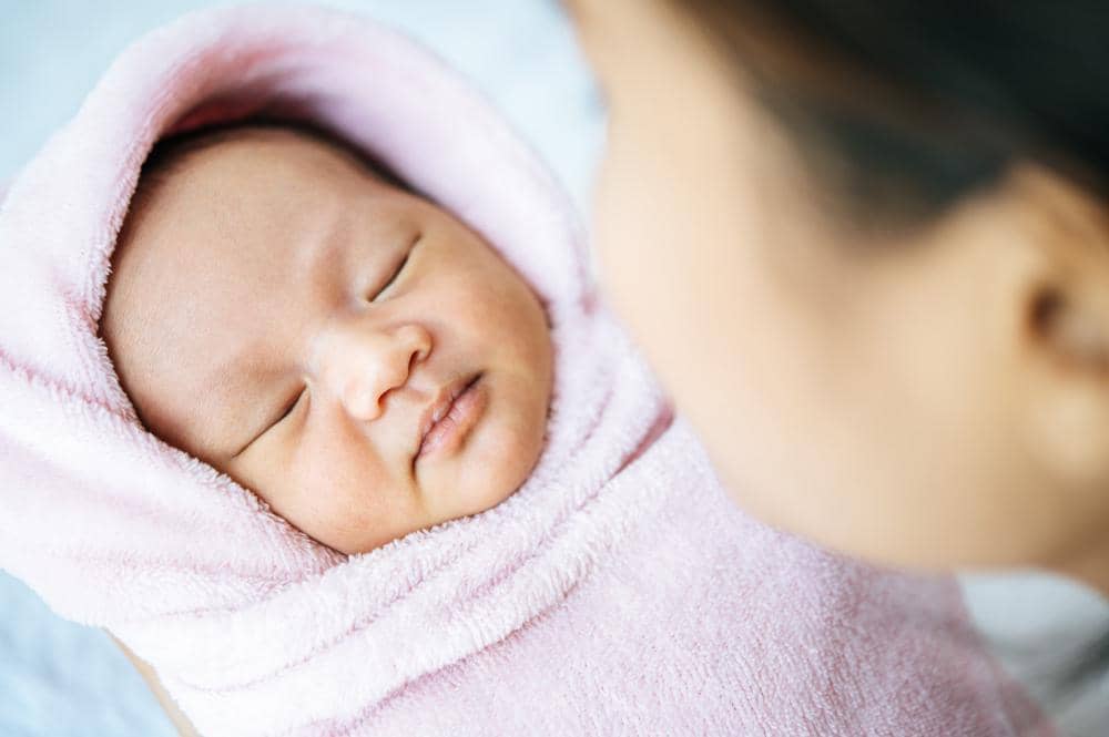 Apakah minum susu bikin kulit bayi putih?