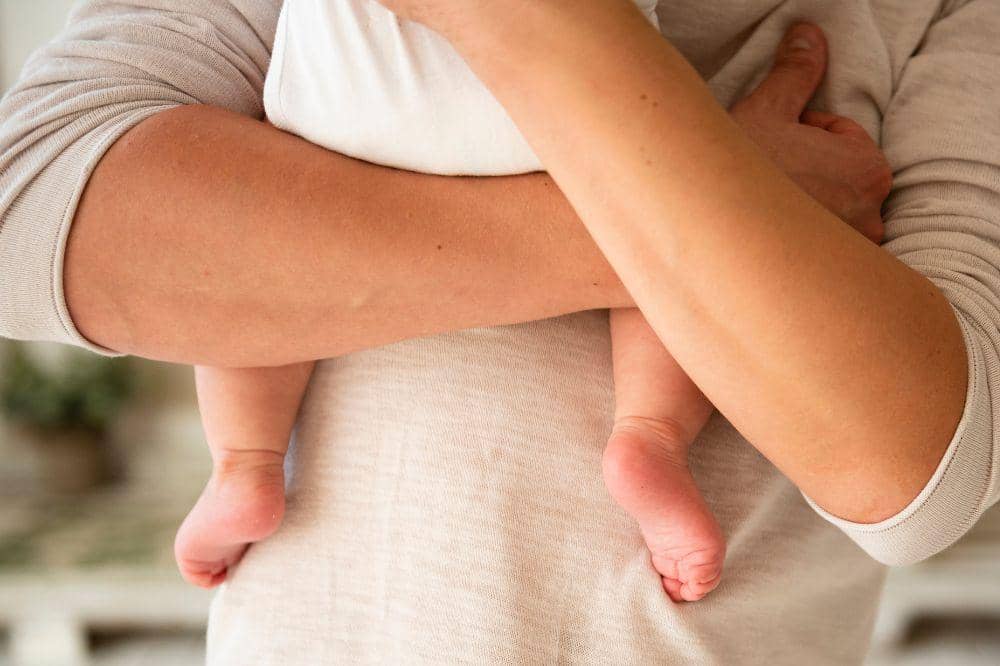 bayi dalam gendongan
