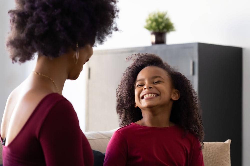 Senyum bahagia anak saat mendengarkan afirmasi positif Mama