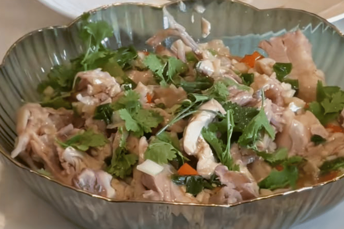 Sajikan ayam rebus saus pedas dengan nasi hangat agar lebih nikmat
