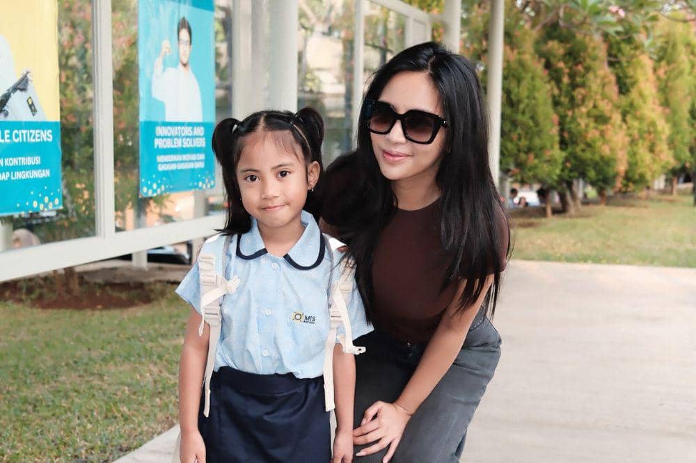 Momen Rachel Vennya Antar Chava Masuk SD, Haru Melihat Putrinya