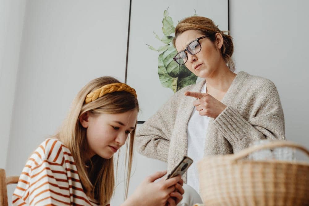 5 Cara Membangun Diskusi Sehat Soal Pornografi dengan Anak
