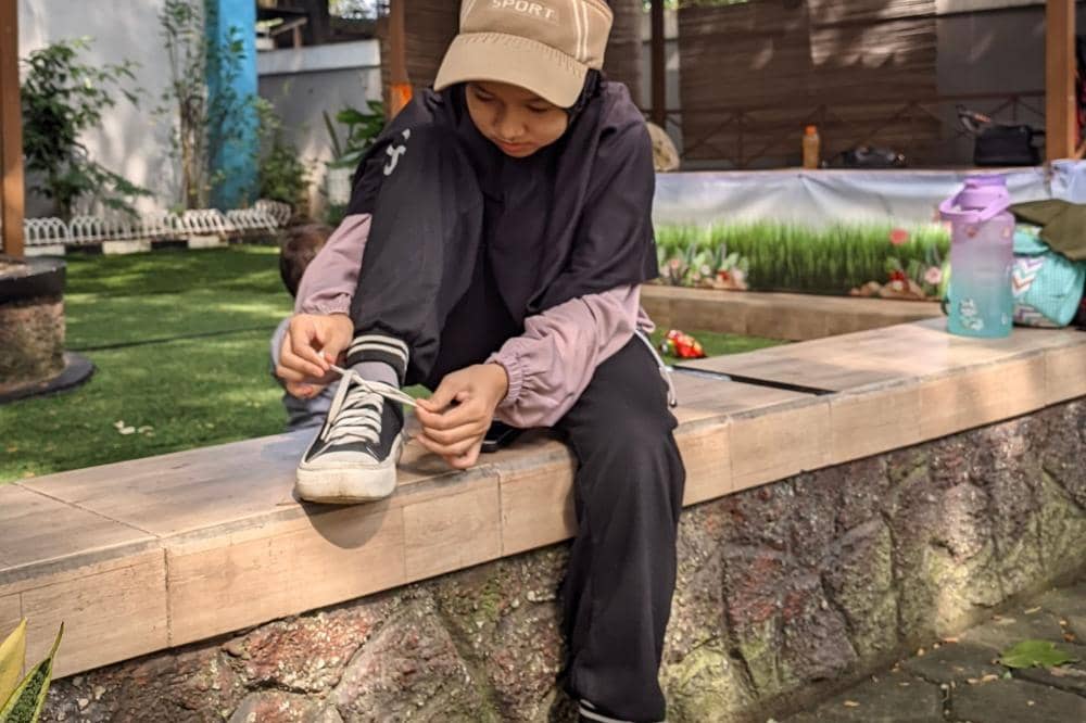 Cara mendidik anak yang manja adalah dengan belajar bertanggungjawab