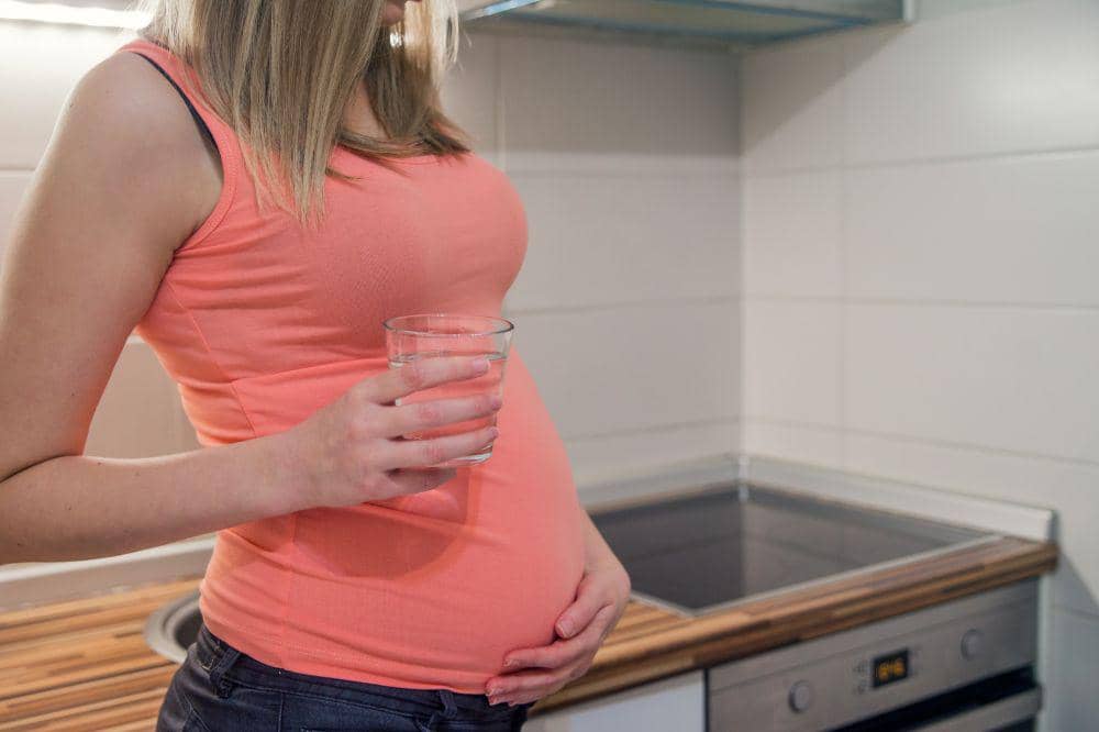 7 Alasan Kenapa Ibu Hamil Wajib Minum Air Putih