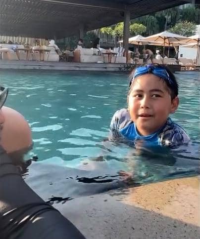 Meisya mengingatkan orangtua agar tidak pernah lengah saat anak bermain di pantai