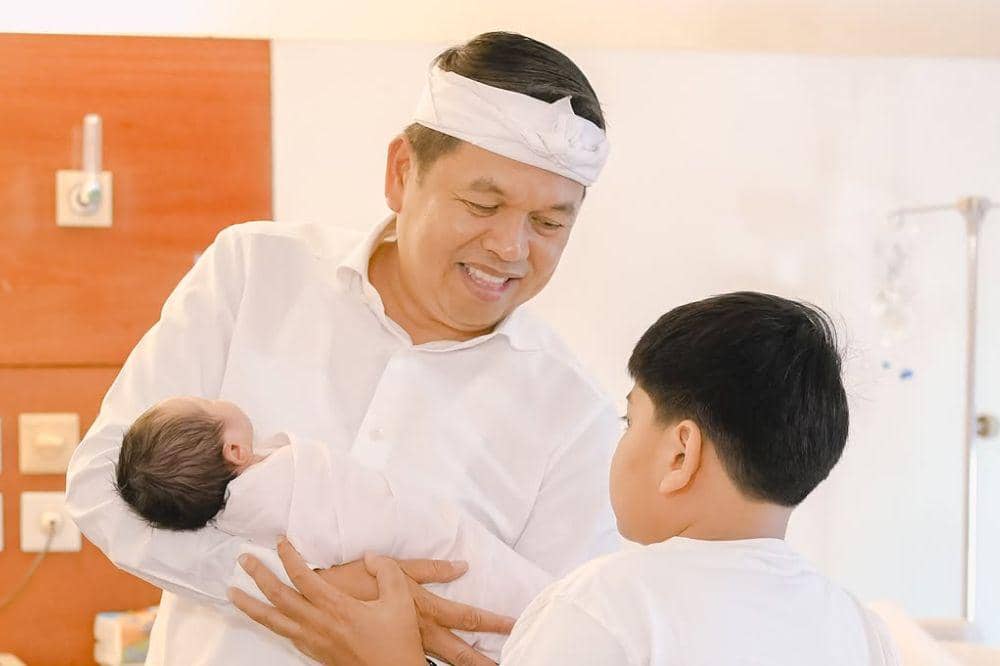 Potret Dedi Mulyadi Sambut Kelahiran Cucu Pertama Perempuan