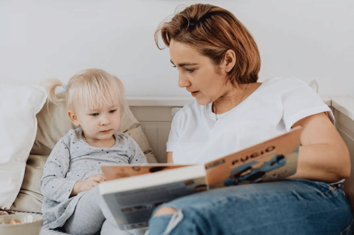 Apa Itu Read Aloud? Ini Alasan Anak Perlu Dibacakan Buku!
