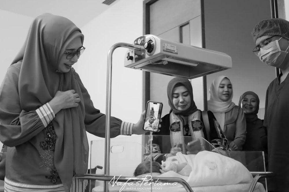 Potret Dedi Mulyadi Sambut Kelahiran Cucu Pertama (3).jpg