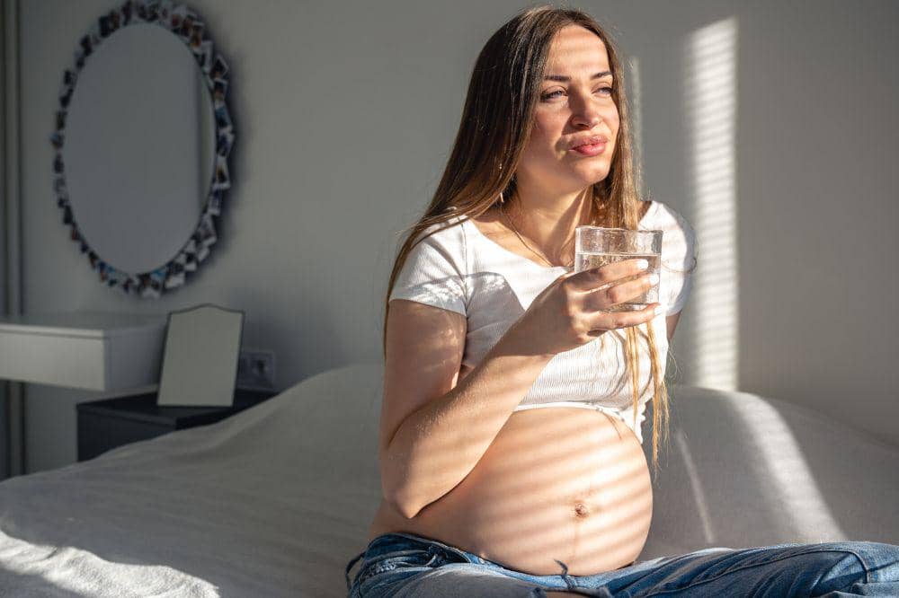 7 Alasan Kenapa Ibu Hamil Wajib Minum Air Putih