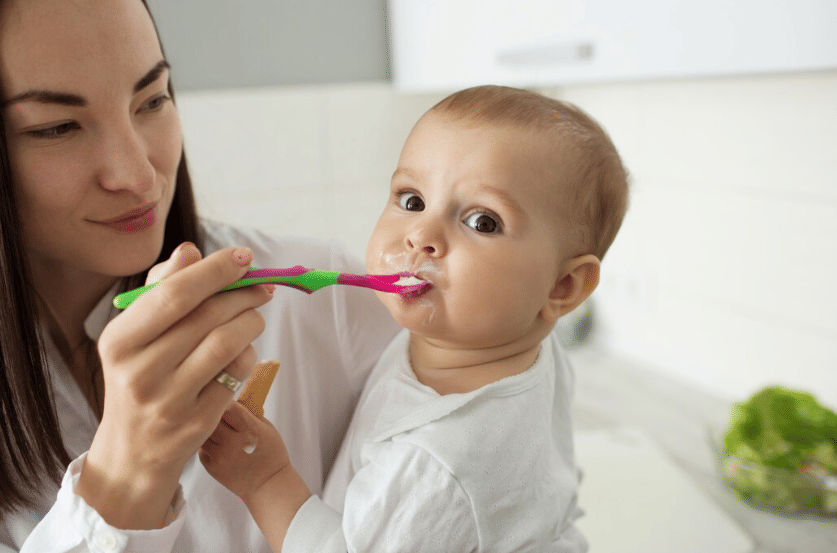 Kapan Bayi Boleh Makan Yogurt?