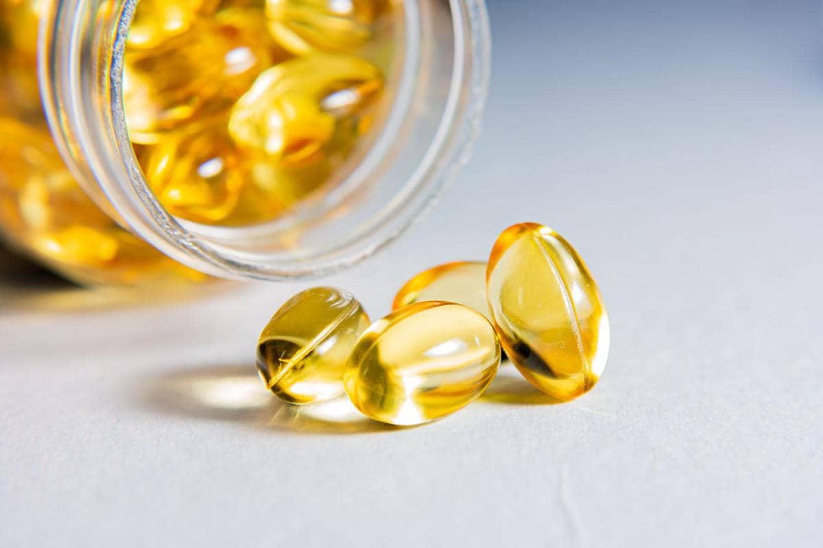 Ilustrasi vitamin, suplemen, minyak ikan, kapsul