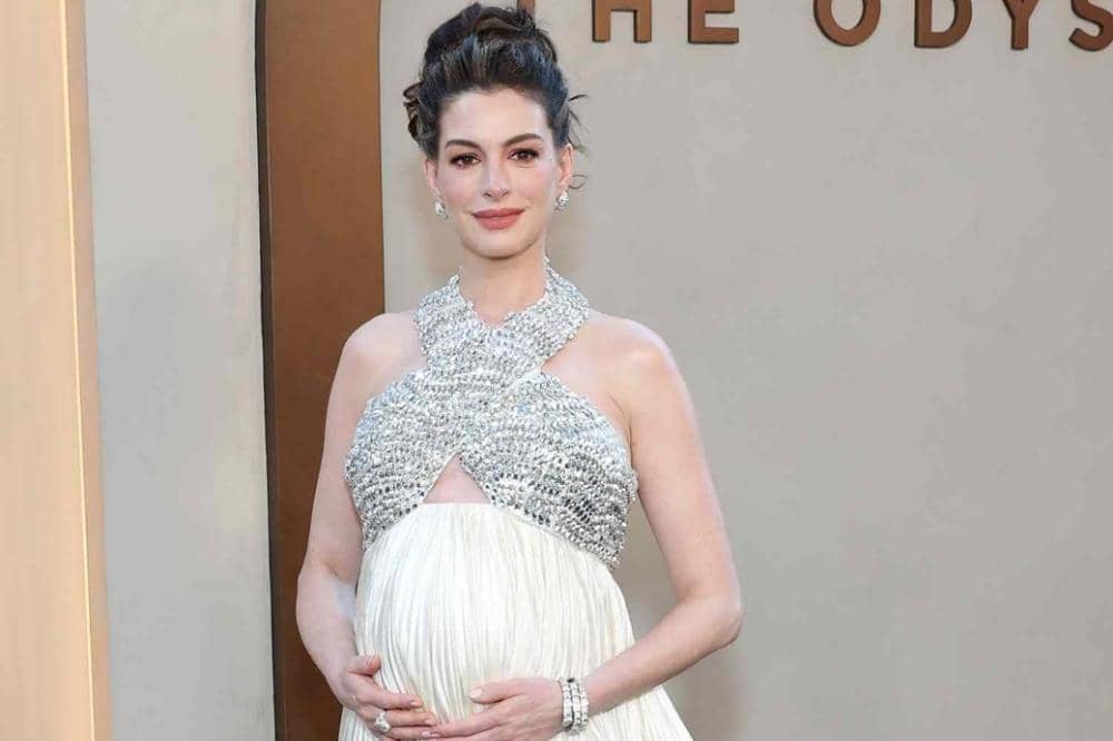 Anne Hathaway Akui Kaget Bisa Hamil Anak Ketiga di Usia 43 Tahun