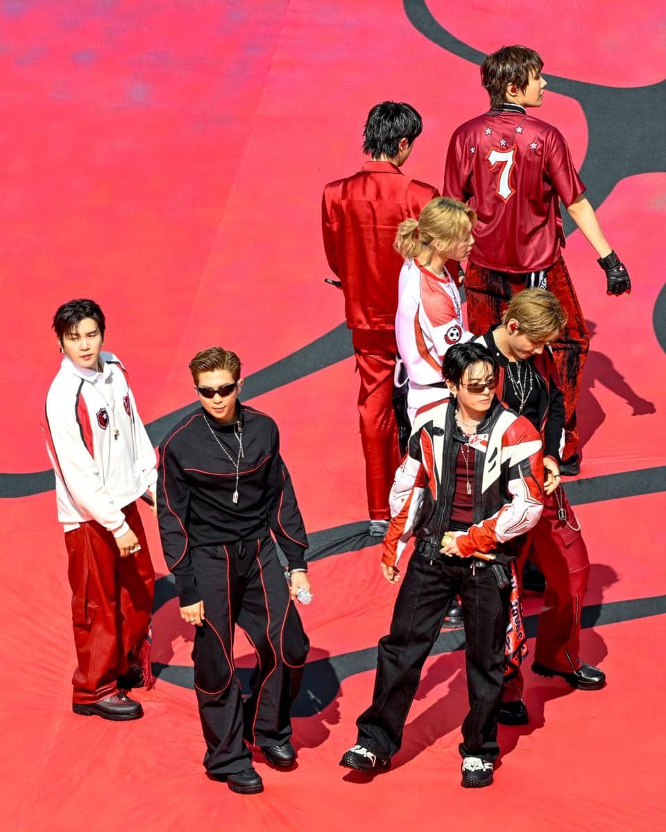 Warna merah, hitam, dan putih mendominasi penampilan