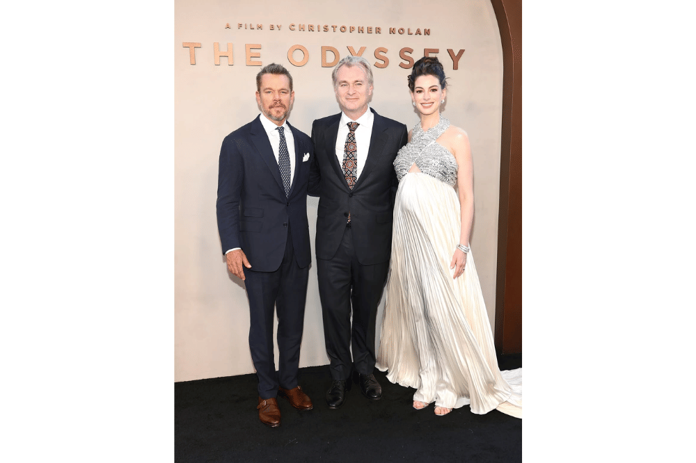Foto Anne Hathaway dengan pemain The Odyssey