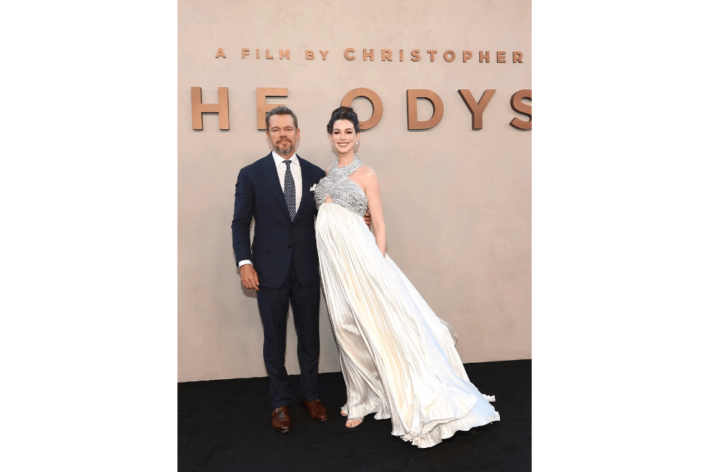 Foto Anne Hathaway dengan pemain The Odyssey