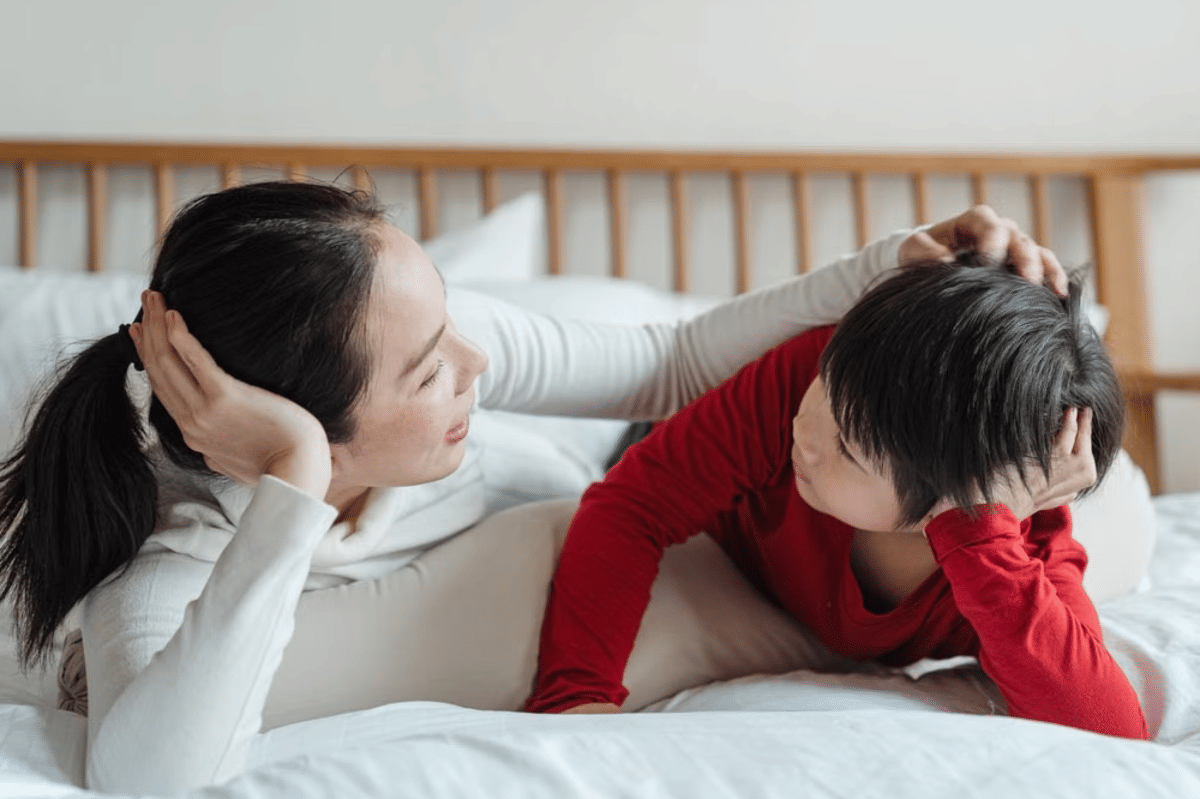 Bangun hubungan yang hangat agar anak mau bercerita tentang kesehariannya