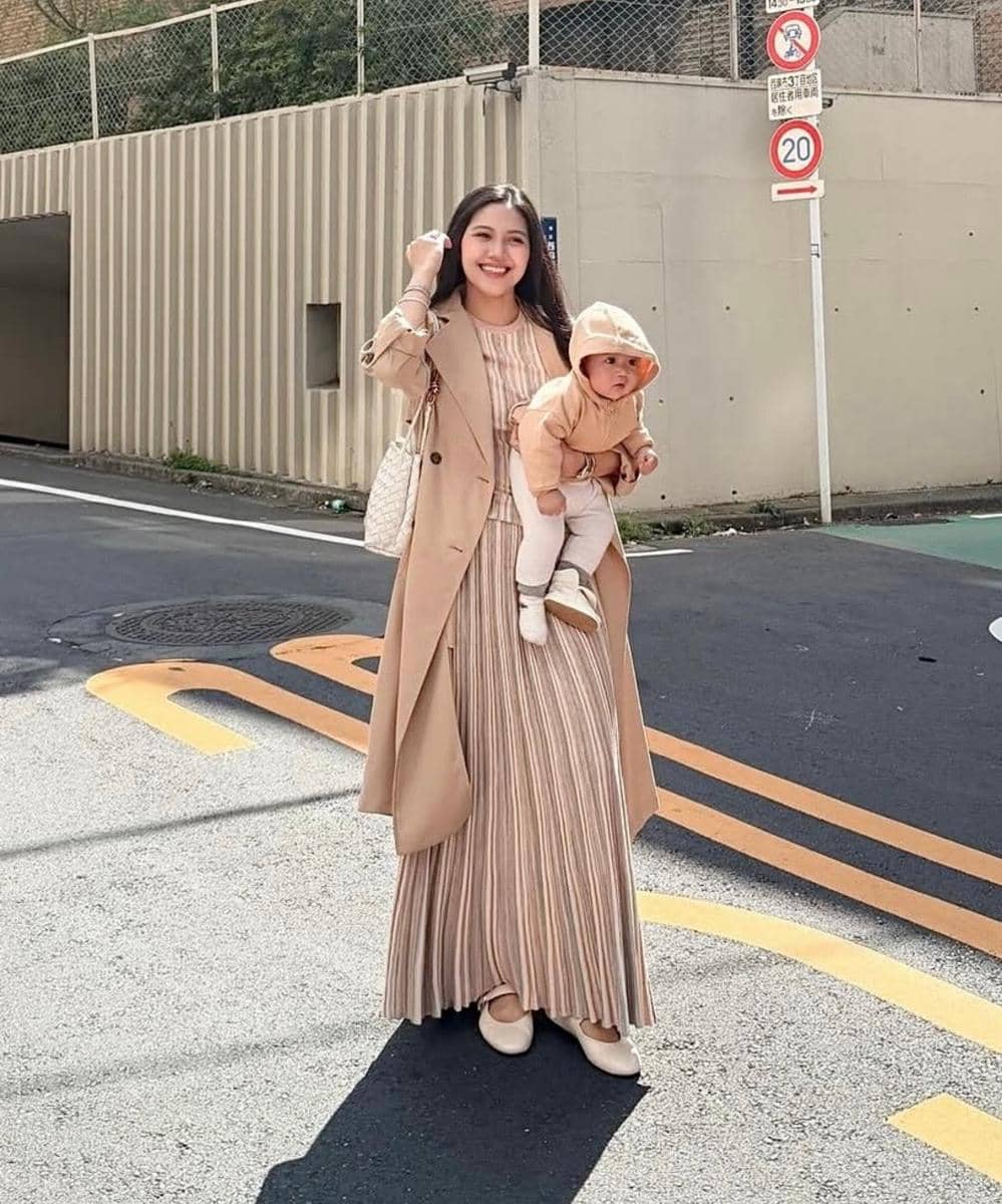 Outfit Shasa Zhania sambil menggendong anak (7)