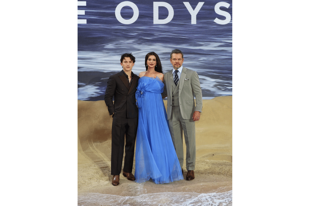 Foto Anne Hathaway dengan pemain The Odyssey