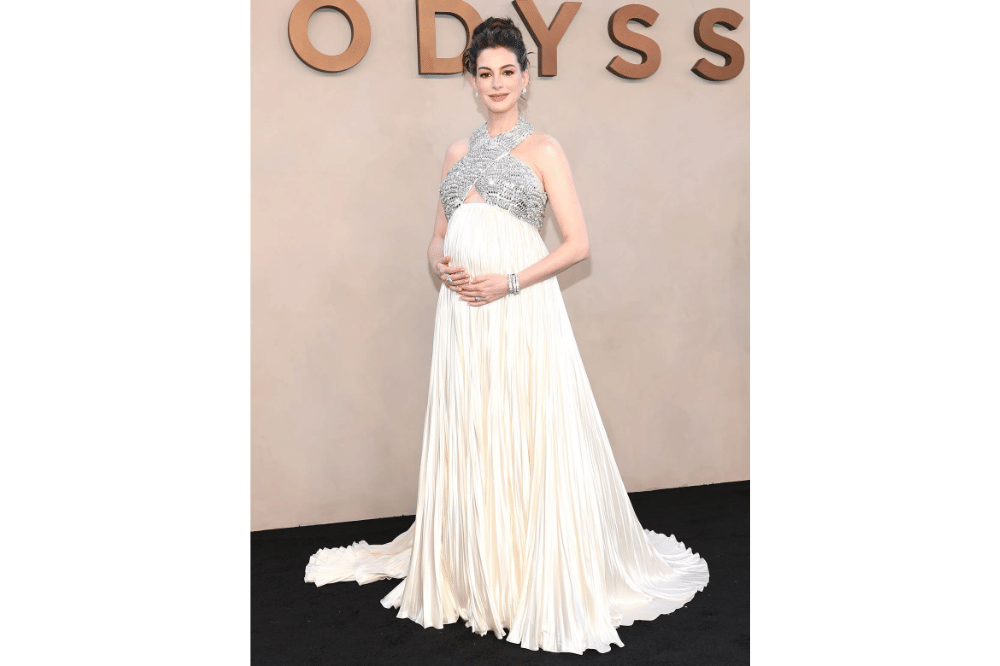 Anne Hathaway sebut kehamilan ketiga sebagai anugerah