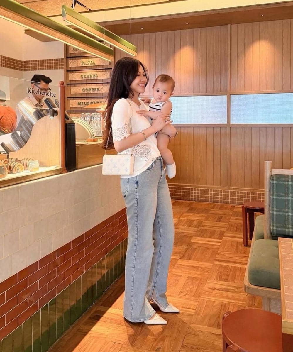 Outfit Shasa Zhania sambil menggendong anak (5)