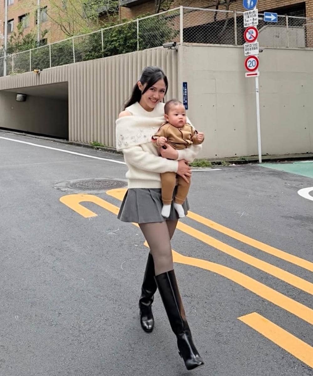 Outfit Shasa Zhania sambil menggendong anak (8)