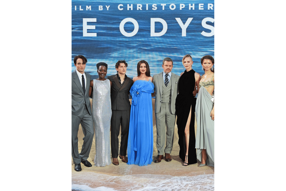 Foto Anne Hathaway dengan pemain The Odyssey