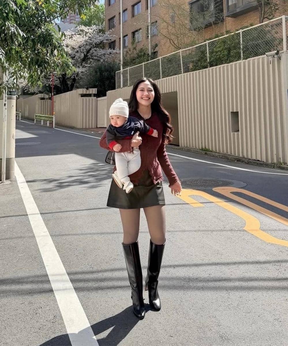 Outfit Shasa Zhania sambil menggendong anak (2)