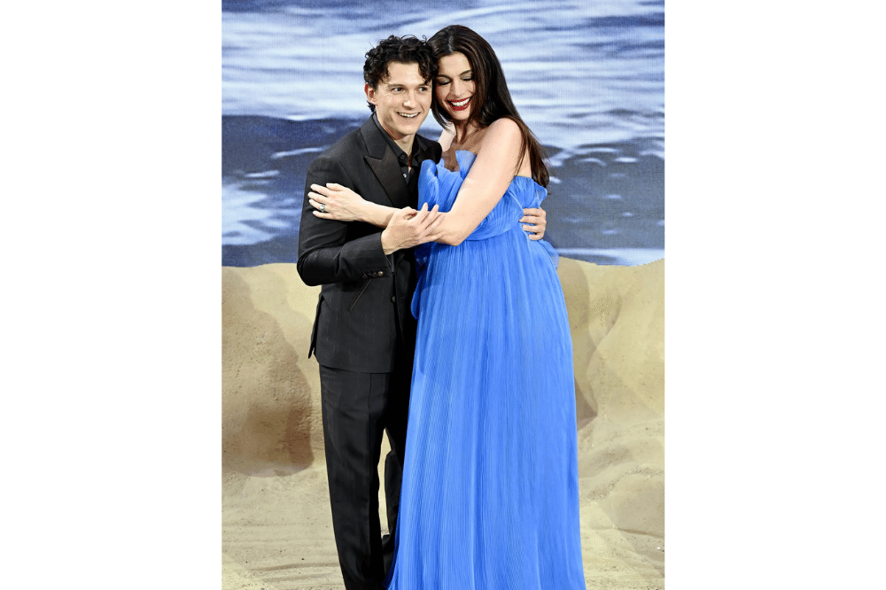 Foto Anne Hathaway dengan pemain The Odyssey